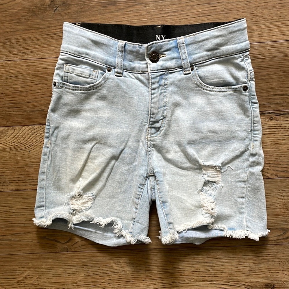 New York &company curvy sculpting 5” inseam denim short